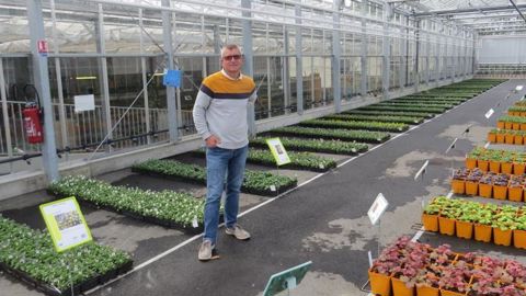 Éric Duclaud, directeur de l’exploitation horticole du lycée Angers Le Fresne et maître d’ouvrage de la nouvelle serre, ici dans la première chapelle. L’outil moderne est au service de trois missions : la pédagogie, la production et l’expérimentation. ©LKP